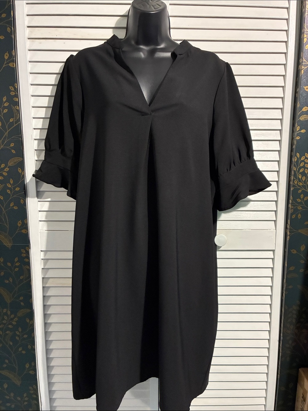 Elegant Black V-Neck Midi Dress with Short Puff Sleeves